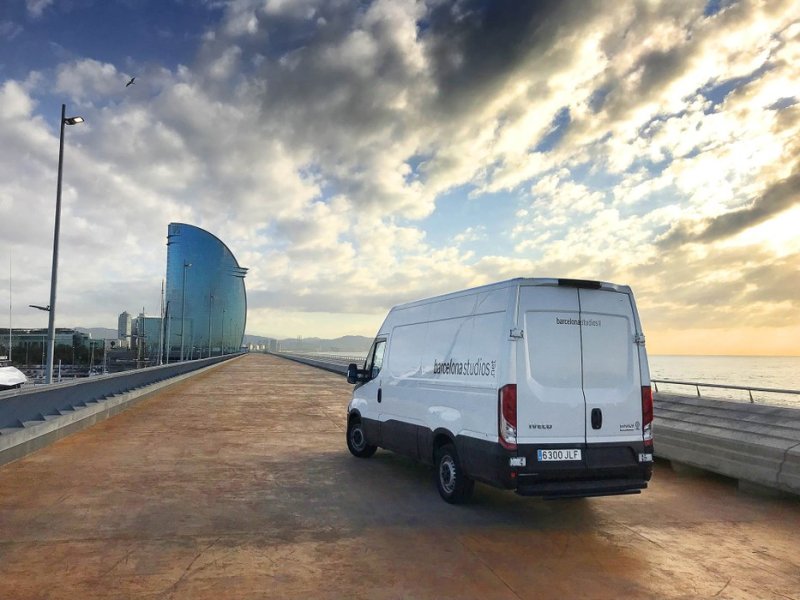 Furgoneta de Barcelona Studios en el paseo marítimo
